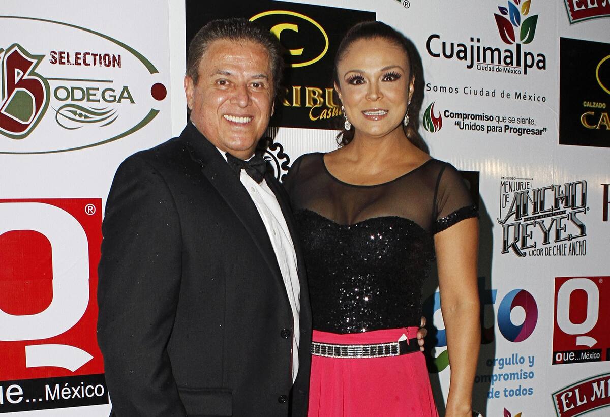 Brenda Bezares apoya en todo momento a su esposo Mario Bezares.