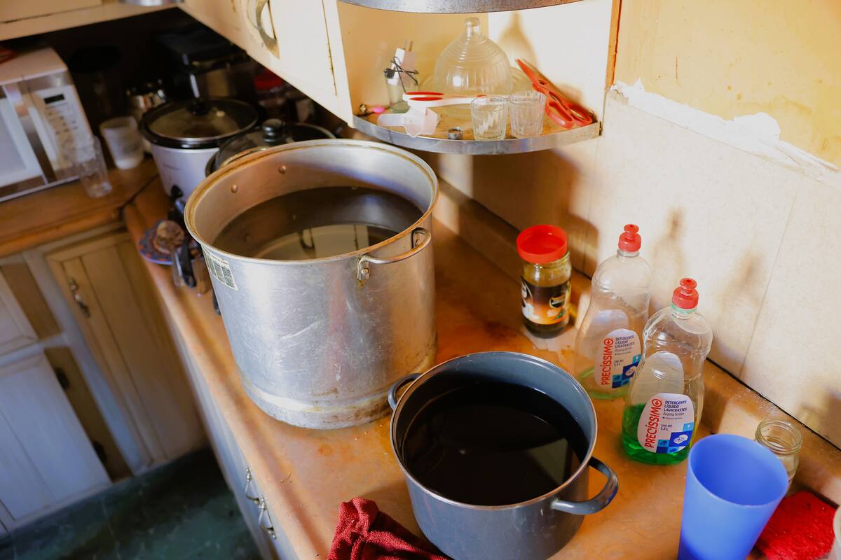 Nereida Galindo, vecina de la colonia Cerro de la campana, muestra cómo almacenan agua en su hogar, ante la baja presión y falta del servicio. FOTO: JULIO CLARK
