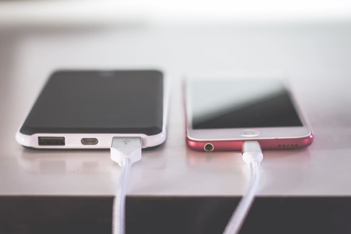 Tirar del cable en vez de sujetar el conector, es una de las acciones que más dañan los cables del cargador. | Foto: Pexels