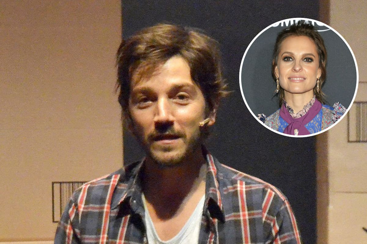 Diego Luna sorprende al aparecer en obra de teatro para apoyar a su pareja