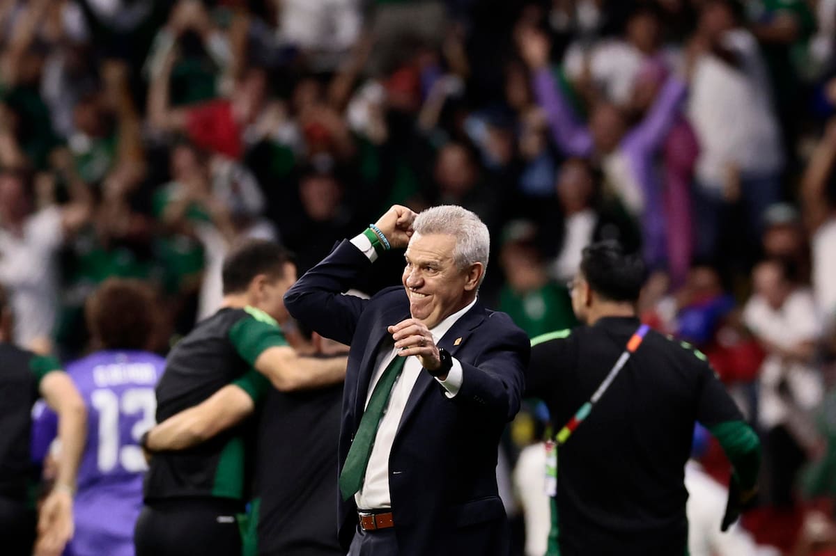 GR4274. CIUDAD DE MÉXICO (MÉXICO), 24/06/2026.- El entrenador de México, Javier Aguirre, celebra un gol este miércoles, en un partido del grupo A del Mundial de la FIFA 2026 entre República Checa y México en el estadio Azteca en Ciudad de México (México). | Crédito: EFE/ José Méndez