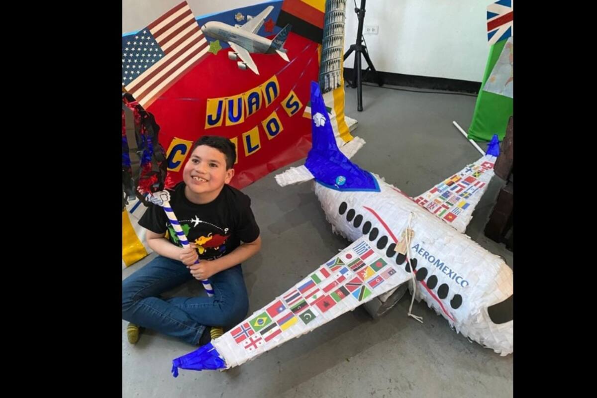 Celebra niño cumpleaños con tema de Aeroméxico, empresa le tiene regalo