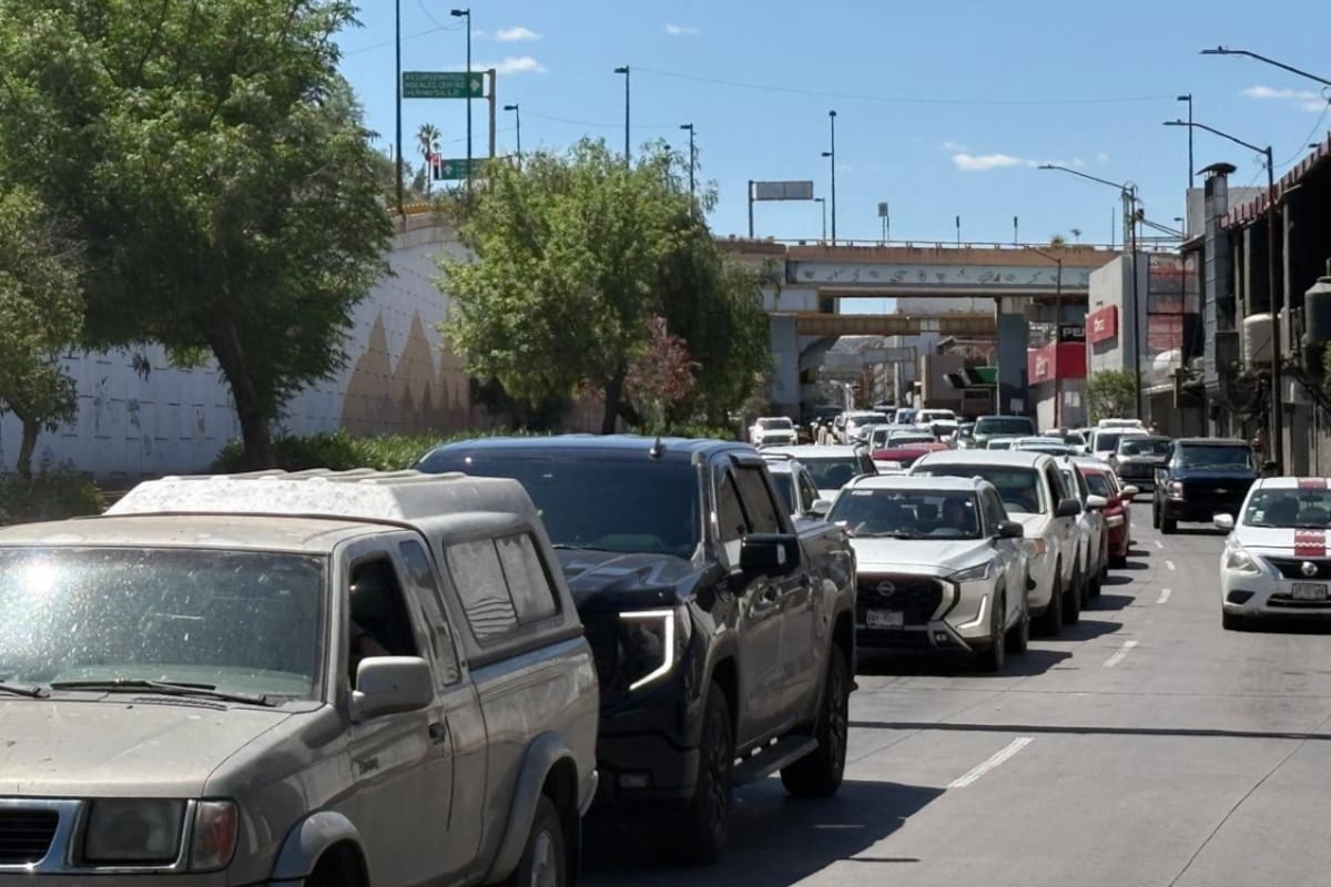 Continúan largas filas vehiculares en garitas nogalenses