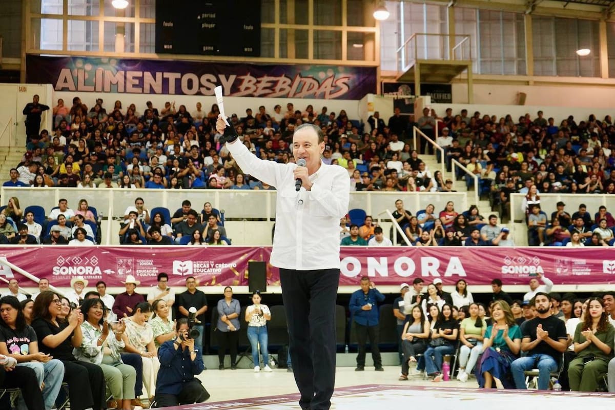 Gobernador Durazo entrega 14 mil becas a universitarios en el Sur de Sonora