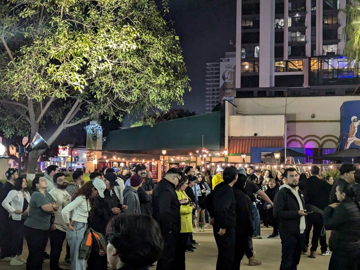 Largas filas se registraron en el acceso a El Foro en la avenida Revolución.
