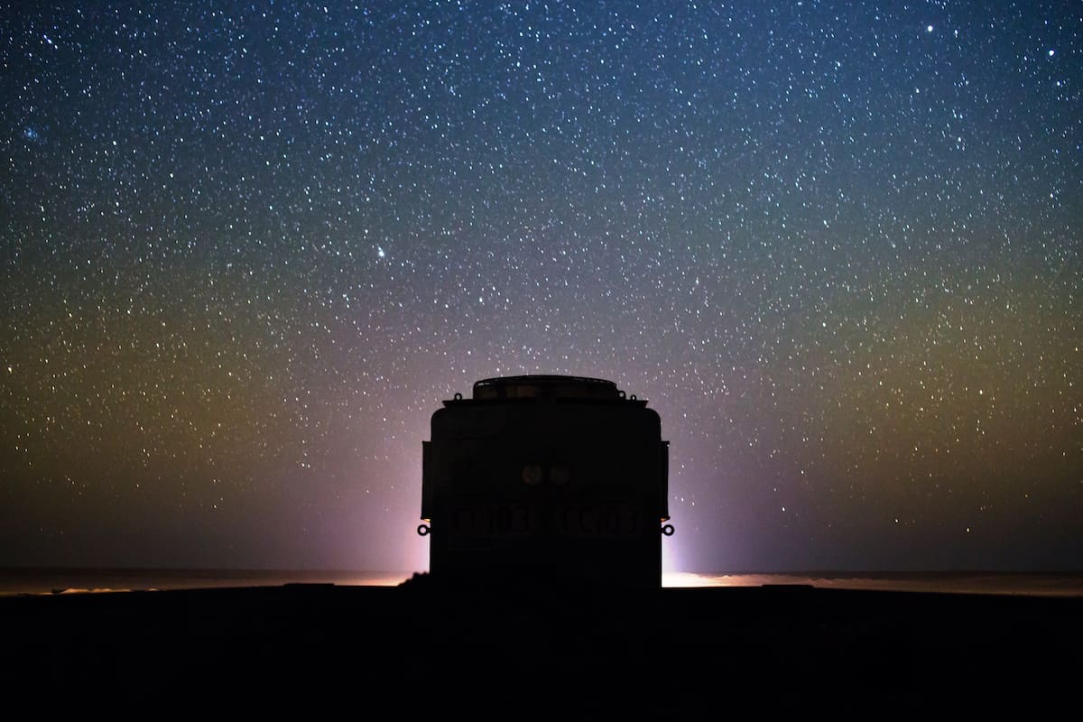 Pasea en tren bajo la Luna en Arizona