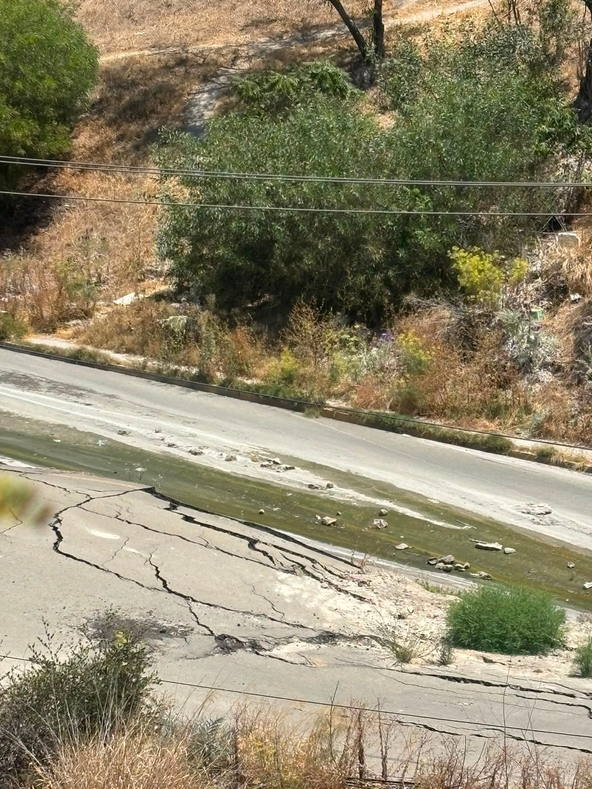 Habitantes de la cuarta sección de la colonia Sánchez Taboada denuncian grietas, hundimientos y daños estructurales, y exigen obras urgentes para evitar un posible colapso.
Foto: Lorena Salinas.