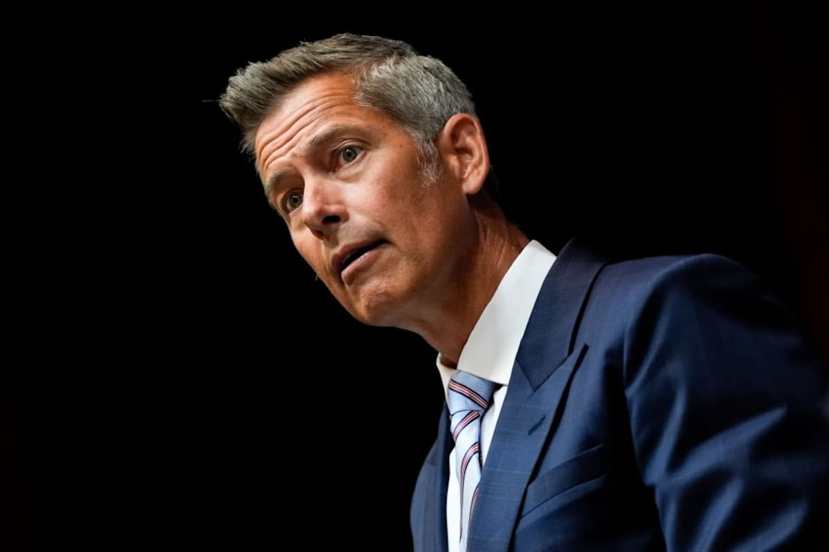 El secretario de Transporte, Sean Duffy, habla durante una conferencia de prensa el 5 de agosto de 2025 en el Departamento de Transporte en Washington. | Crédito: AP/Julia Demaree Nikhinson, Archivo