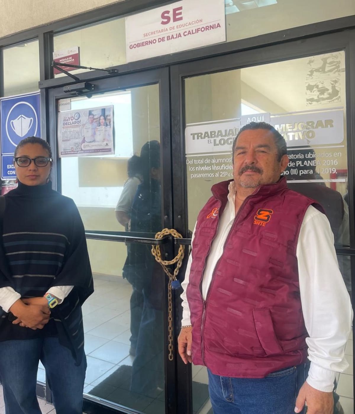 Juan Antonio Trujillo, coordinador de la Sección 2 del SNTE dijo se retirarían a las 17:00 horas cuando termina el horario de oficina.
