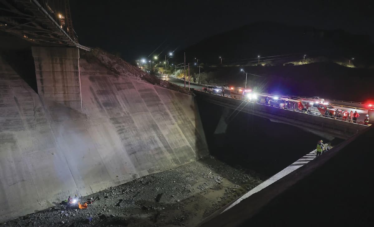El menor cayó de más de 30 metros de altura hasta el fondo del vertedor de la presa. FOTO: ELEAZAR ESCOBAR
