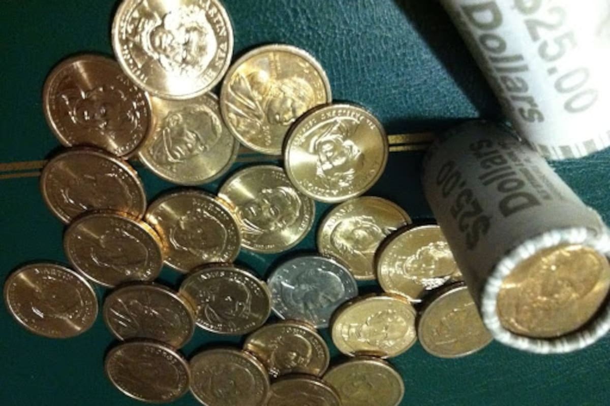 Consignas feministas grabadas en monedas por artista mexicana