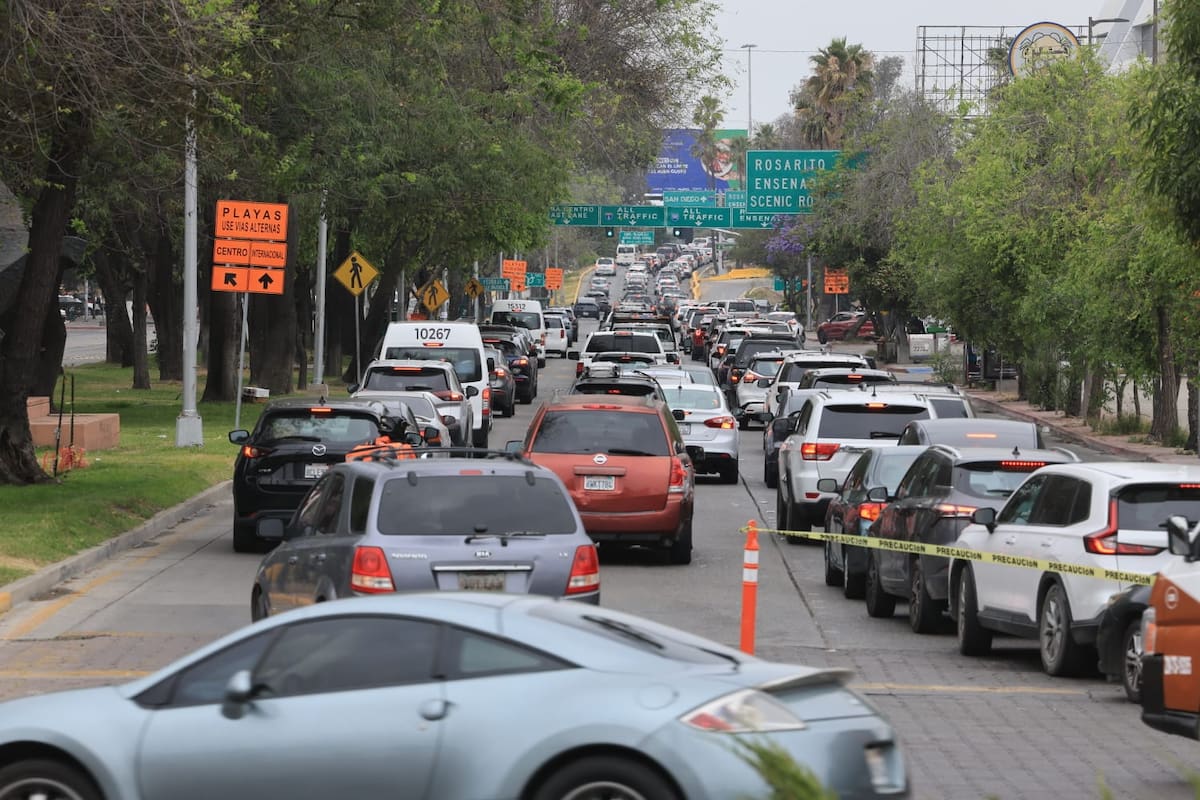 Largas filas en garita de San Ysidro colapsan Zona Río en Día del Trabajo en Tijuana