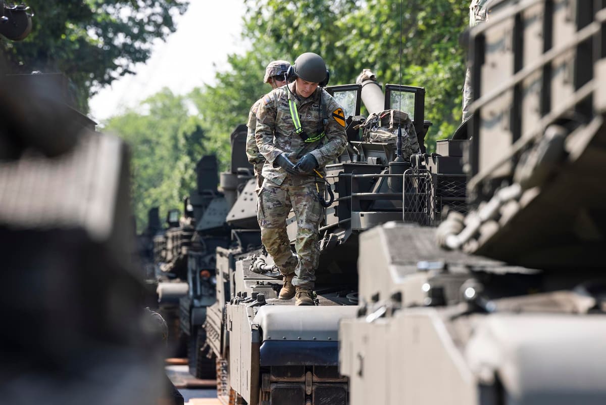 Soldados y tanques se preparan para el desfile militar de Trump en Washington. EFE/EPA/JIM LO SCALZO