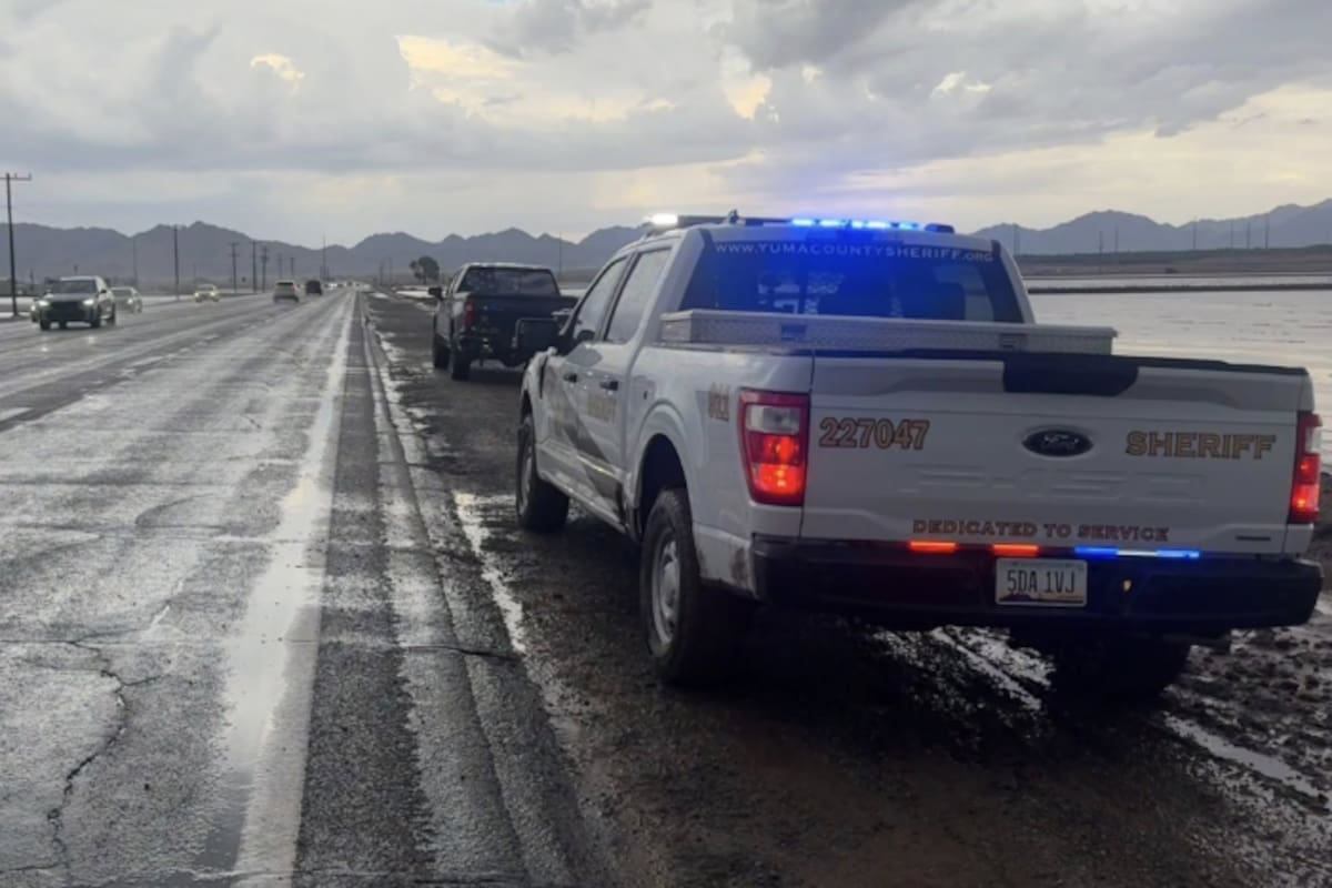Camioneta impacta por alcance a Jeep detenido en cruce ferroviario en Yuma; conductor resulta grave
