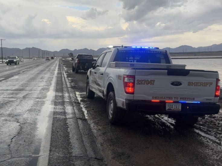 Camioneta impacta por alcance a Jeep detenido en cruce ferroviario en Yuma; conductor resulta grave