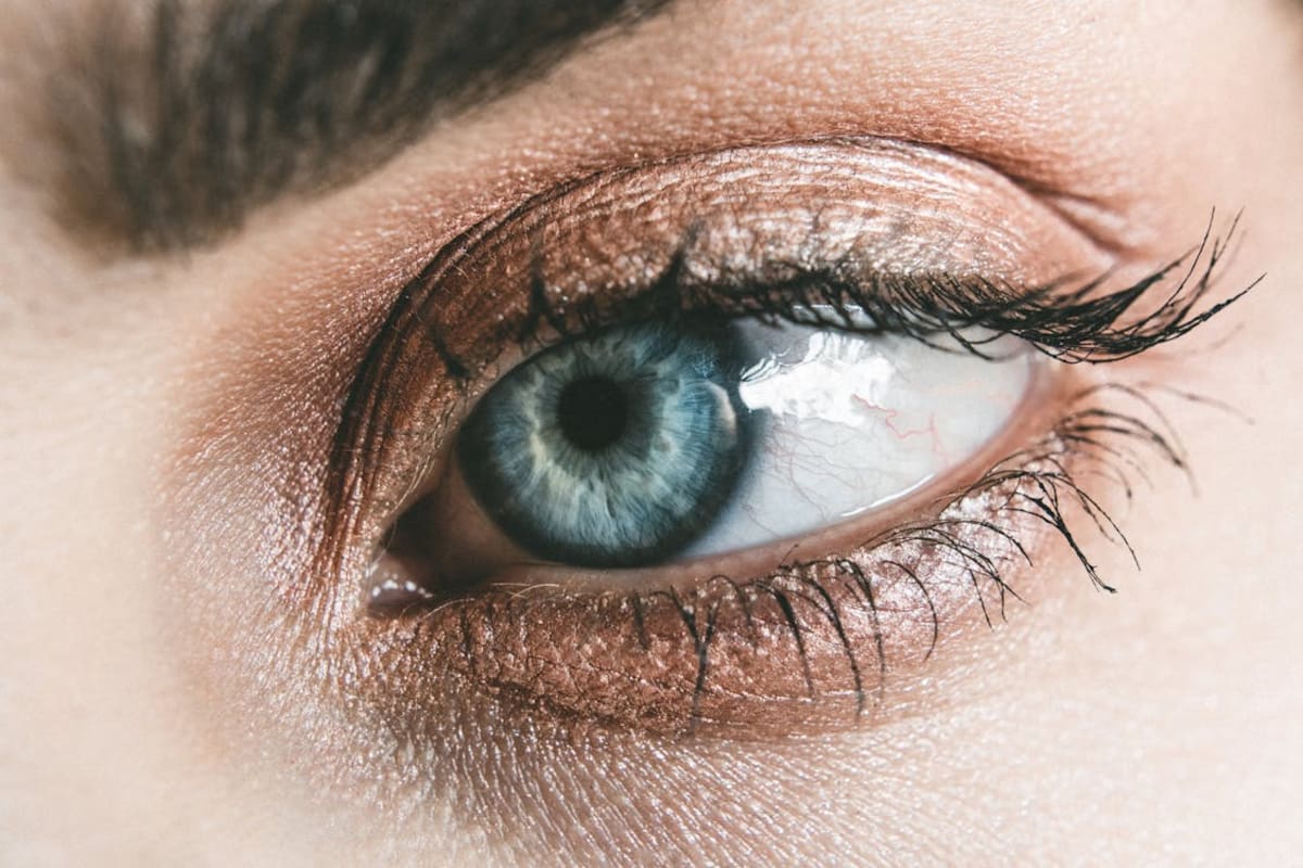 ¿Por qué palpita el ojo? Causas comunes y cómo prevenirlo