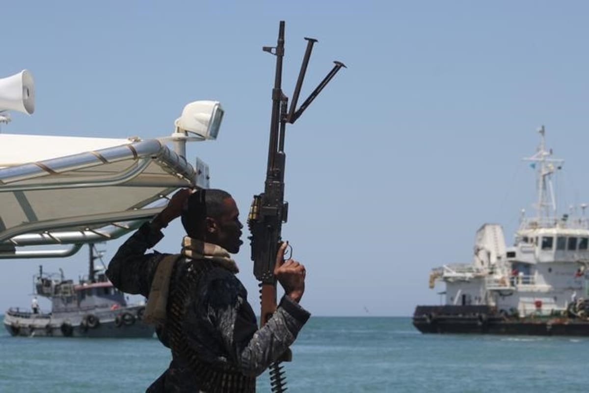 Piratas somalíes secuestran otro petrolero frente a Yemen y ya mantienen seis barcos retenidos con más de 100 tripulantes como rehenes