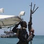 Piratas somalíes secuestran otro petrolero frente a Yemen y ya mantienen seis barcos retenidos con más de 100 tripulantes como rehenes