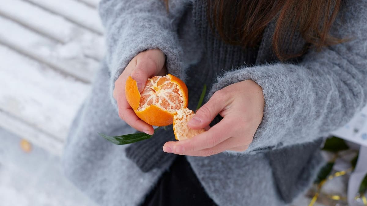 Por qué no debes pelar la naranja con la mano: expertos explican cómo esta práctica limita los aceites naturales de la cáscara y reduce sus propiedades en remedios caseros y usos domésticos