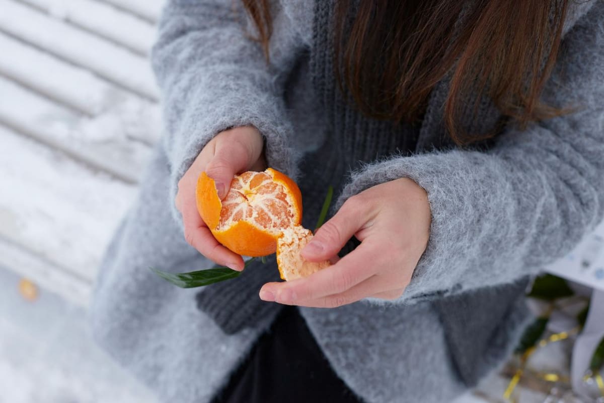 Por qué no debes pelar la naranja con la mano: expertos explican cómo esta práctica limita los aceites naturales de la cáscara y reduce sus propiedades en remedios caseros y usos domésticos