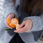 Por qué no debes pelar la naranja con la mano: expertos explican cómo esta práctica limita los aceites naturales de la cáscara y reduce sus propiedades en remedios caseros y usos domésticos