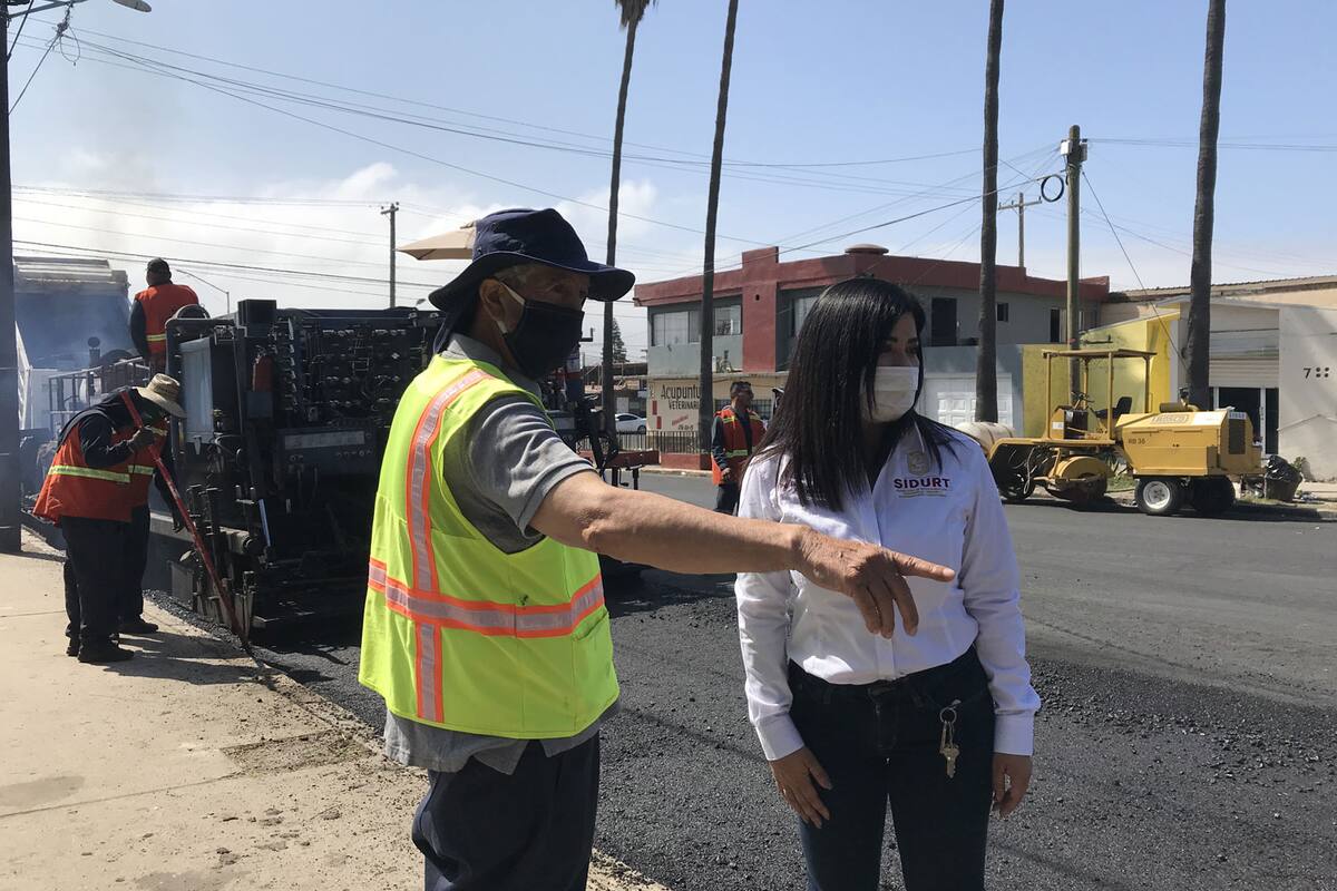 Continúan reparando calles con ‘El Dragón’ en Ensenada