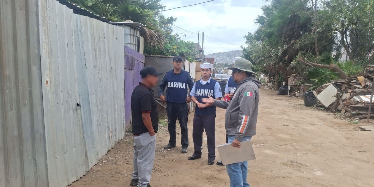 Personal de la Brigada de Reacción ante Emergencias de la Semar realizó recorridos en colonias de Ensenada para identificar viviendas en zonas de alto riesgo y notificar a sus habitantes, ante el pronóstico de lluvias de hasta 75 milímetros en áreas serranas. Foto: Cortesía