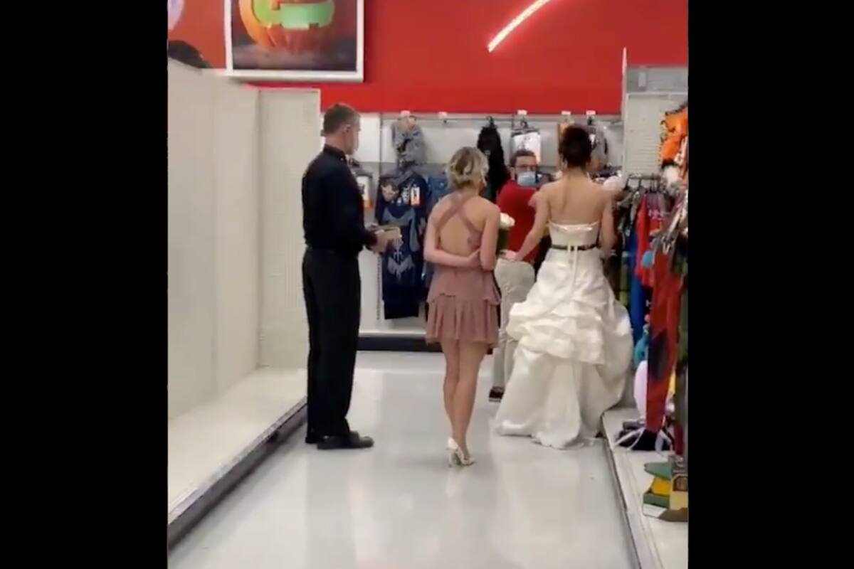 ¿Presión? “O nos casamos hoy o terminamos” Vestida de novia acude al trabajo de su prometido y le da ultimátum ¿Qué sucedió?
