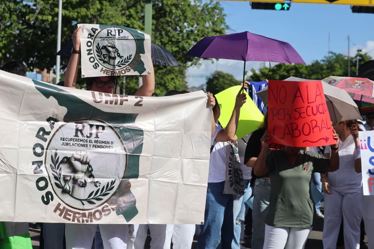 Marcha del IMSS provoca caos vial en Hermosillo; trabajadores cierran el bulevar Morelos en ambos sentidos y complican la circulación