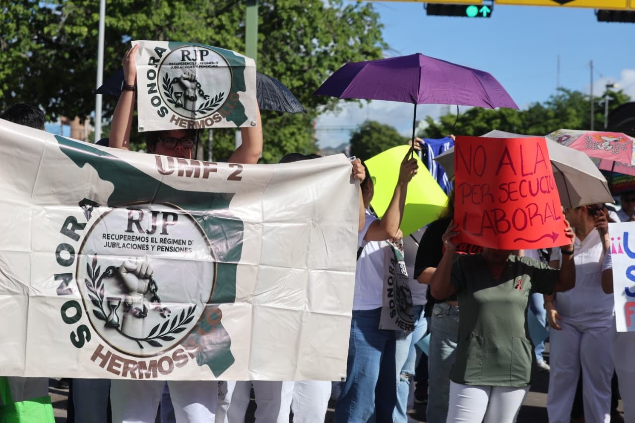 La protesta del personal de salud provocó complicaciones en la circulación vehicular sobre el bulevar Morelos durante la mañana de este lunes. FOTOS: JULIÁN ORTEGA