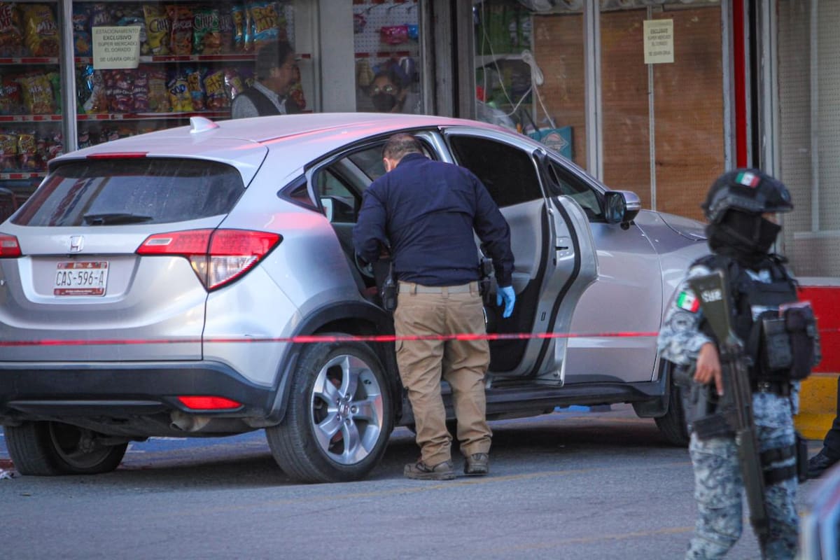 Elementos de seguridad acudieron al fraccionamiento Jardín Dorado, donde un hombre resultó lesionado durante un ataque armado ocurrido este viernes. Foto: Cortesía / Border Zoom