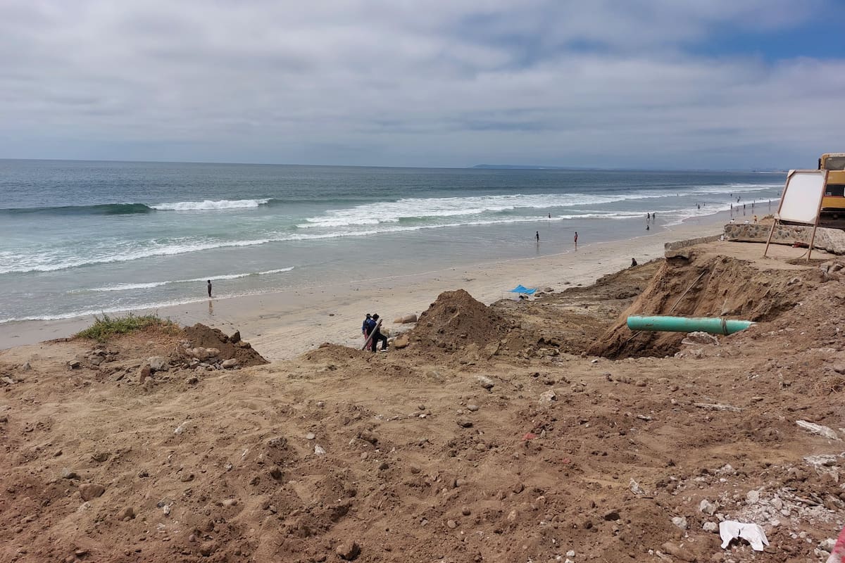 Siguen derrames de drenaje en playas