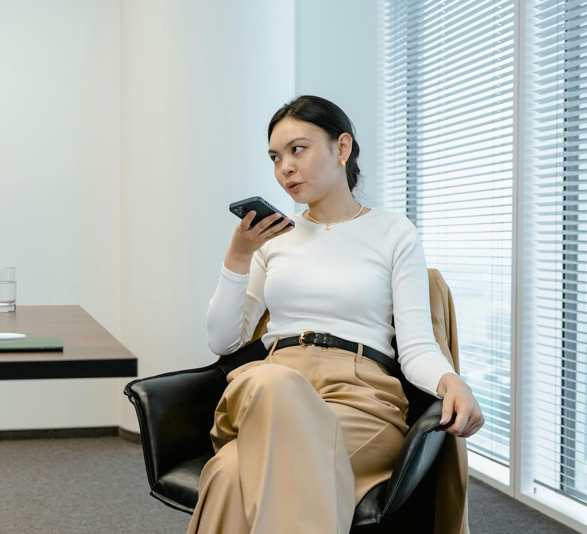 La voz no solo transmite palabras; también refleja emociones, niveles de estrés, confianza y estados de ánimo. Foto: Pexels