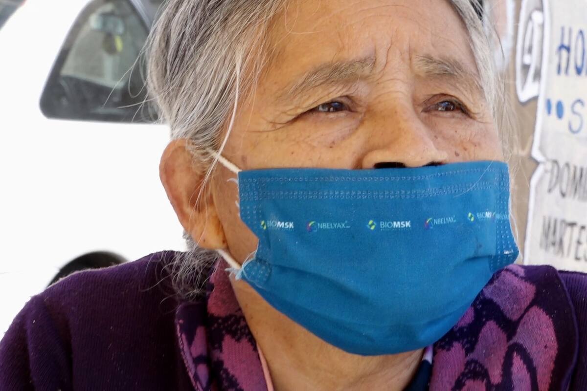 Abuelita vende comida para subsistir