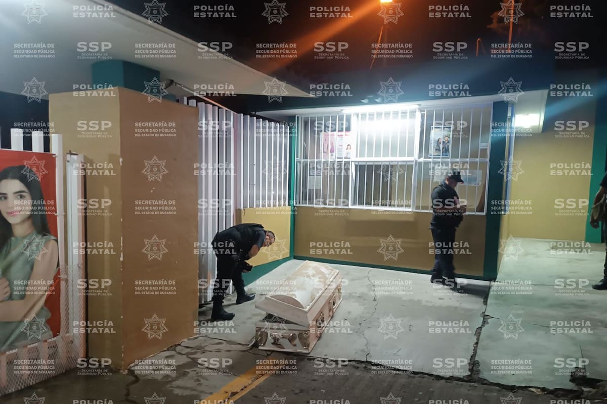 Abandonan ataúd en escuela de Durango; detienen a cuatro estudiantes involucrados
