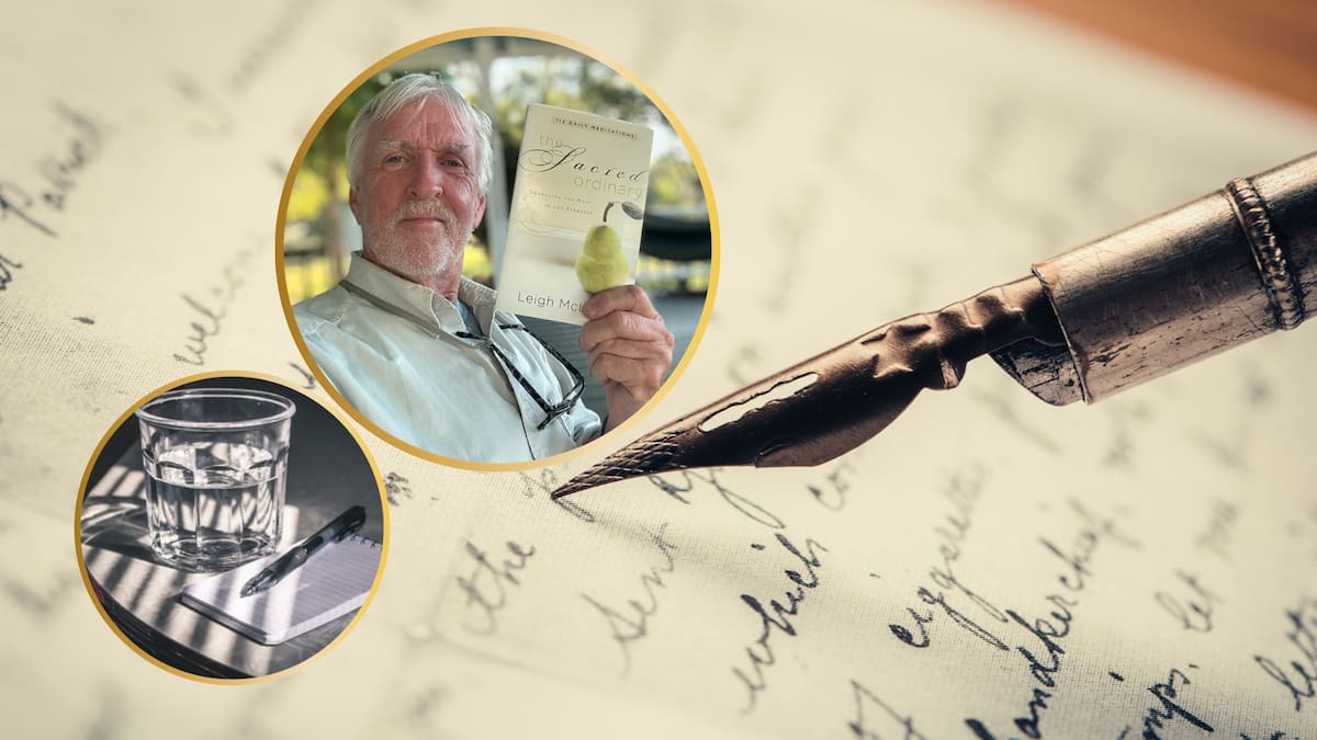 Un hombre de más de 70 años escribió su primera novela, la guardó en un cajón porque no creía que valiera nada, la autopublicó por insistencia de sus amigos y vendió 300,000 ejemplares sin el respaldo de ninguna editorial, hasta que el New York Times la llamó la sorpresa del año