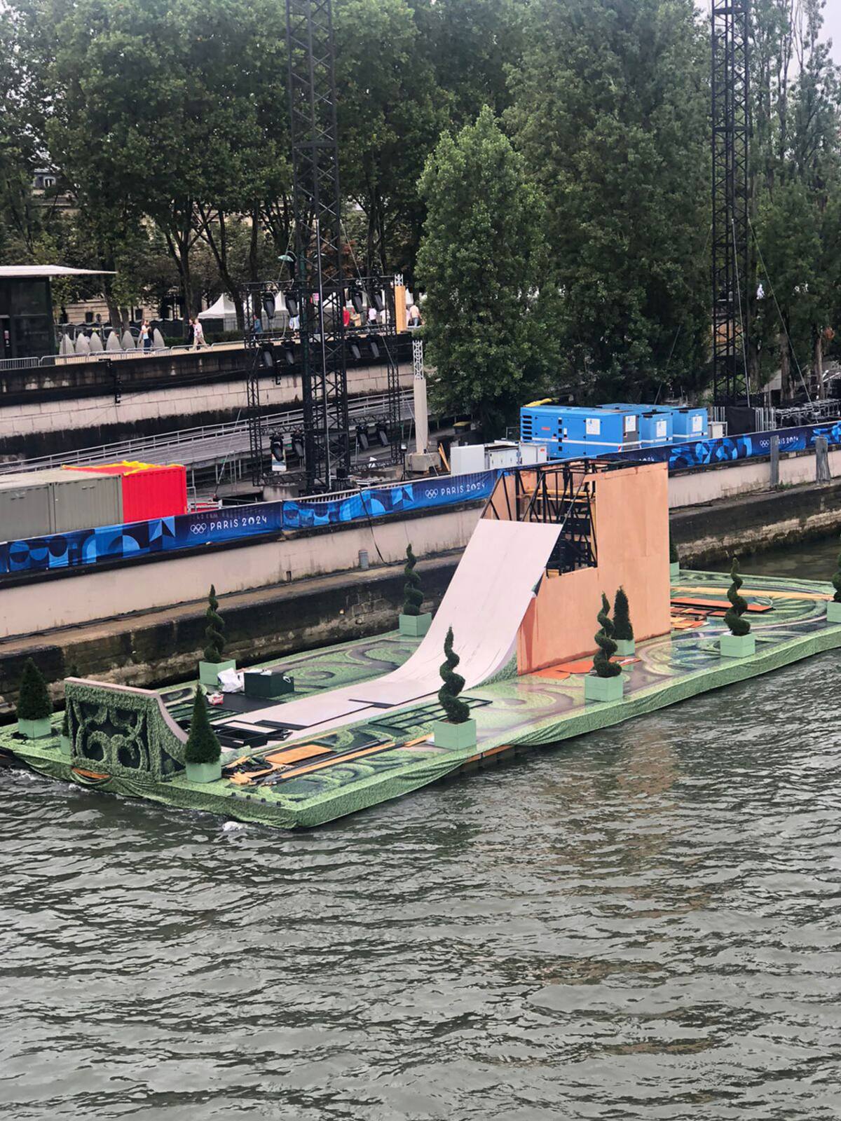 Sobre el río Sena flotan todavía algunos de los escenarios acuáticos que se construyeron para los distintos actos de la ceremonia inaugural de los Juegos Olímpicos.