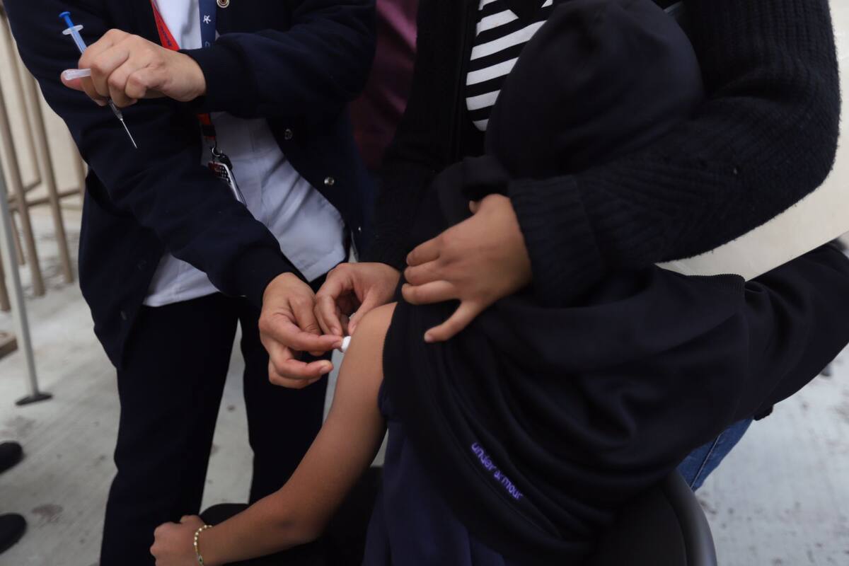 Vacuna a su hijo para que regrese a clases presenciales