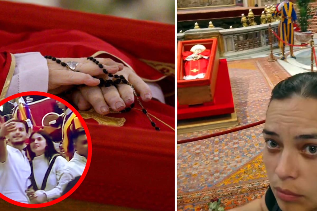 ¿Selfies con el cuerpo del Papa? Llueven críticas los turistas que se toman fotos con los restos de Francisco