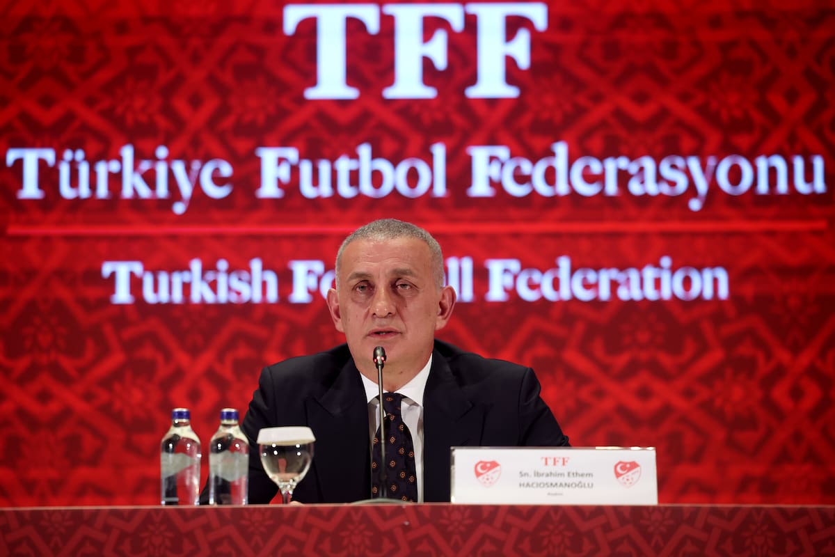 Ibrahim Haciosmanoglu, presidente de la federación de futbol de Turquía, durante una rueda de prensa, el lunes 27 de octubre de 2025, en Estambul. (Samet Yalcin/Dia Photo vía AP)