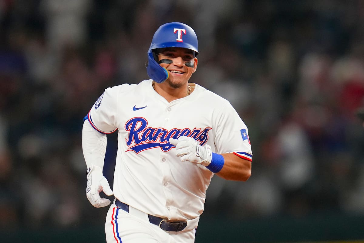 El mexicano Alejandro Osuna, de los Rangers de Texas, sonríe mientras recorre las bases después de conectar el primer jonrón de su carrera. (AP Photo/Julio Cortez)