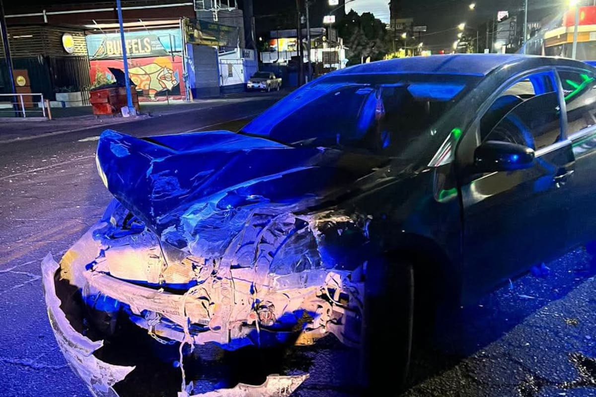 Se pasa semáforo, choca contra carro y termina contra barda de gasolinera en la Independencia