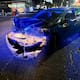 Se pasa semáforo, choca contra carro y termina contra barda de gasolinera en la Independencia