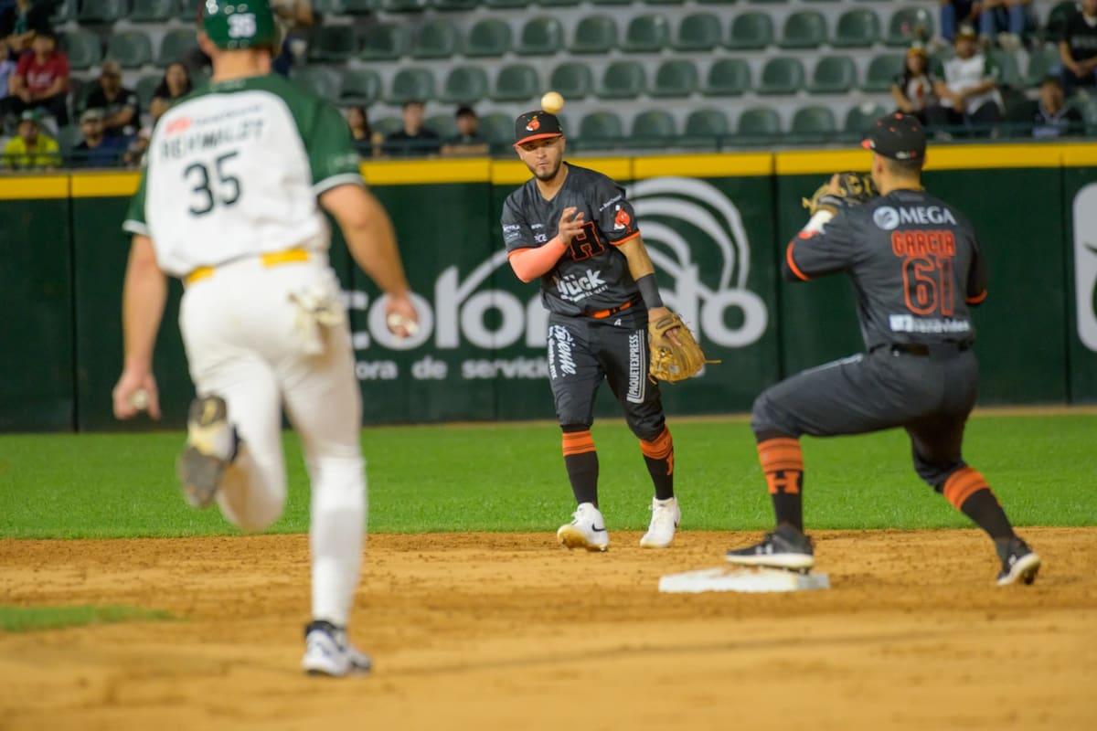 Con seis carreras en la octava, Cañeros vence a Naranjeros e iguala la serie