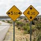 Qué significan las señales de tránsito con los números 5.50 y 4.30 dentro de un rombo amarillo y cuándo debes hacerles caso