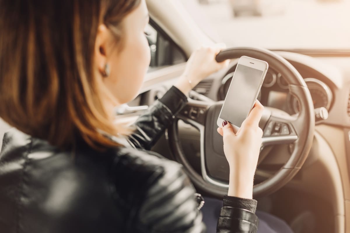 Las multas por conducir y usar el celular al mismo tiempo van desde los $3,390, $3,616 o hasta $3,955 pesos