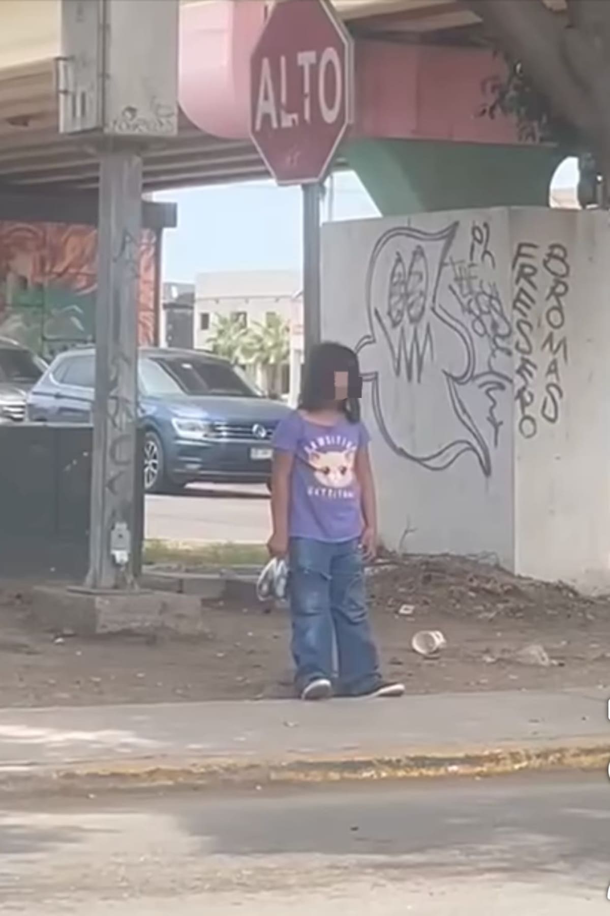 Niña aparentemente cansada mientras vende verdura en el cruce de las calles 300 y 5 de Febrero. / Especial.