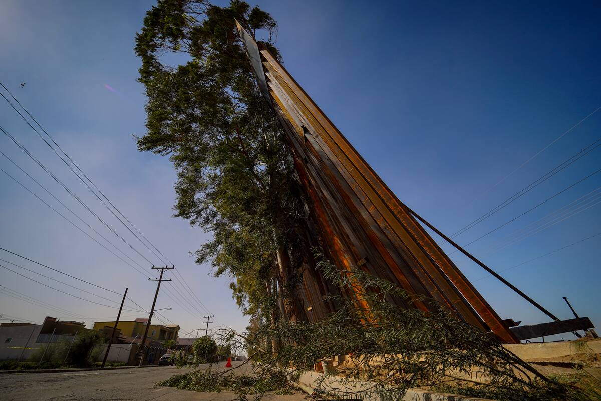Viento derriba muro entre Mexicali y Calexico