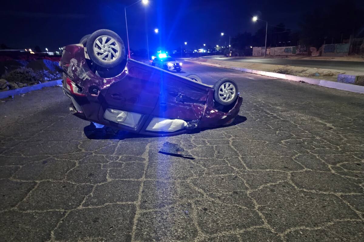 Chocan y vuelcan en Río Nuevo