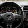 Aunque muchos no lo saben, para esto sirve la flecha que aparece junto al ícono de gasolina en el tablero